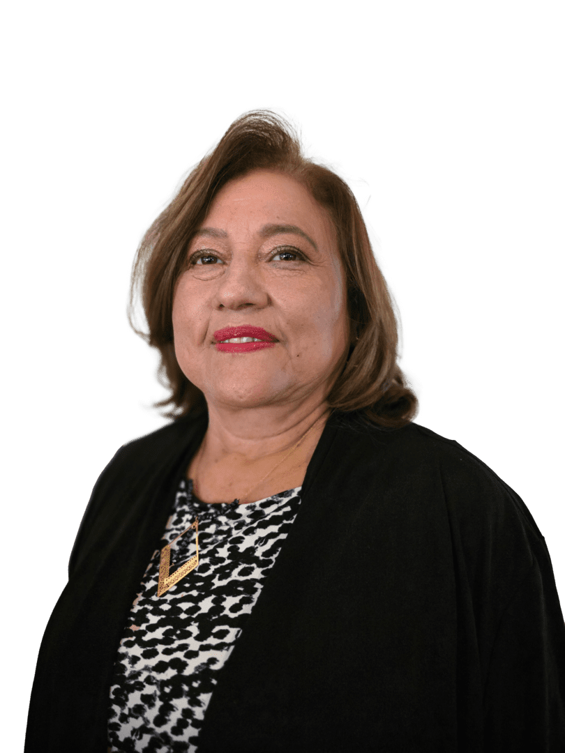 Retrato de Mary Mesa Durán, integrante del equipo FUNCA, con chaqueta negra y blusa estampada en blanco y negro, sobre fondo transparente.