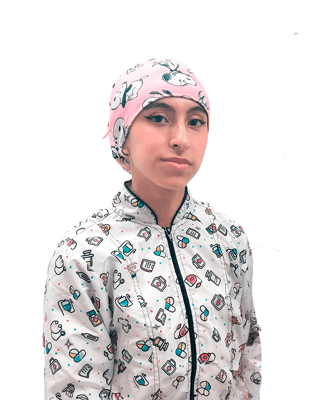 Paula Guerrero, estudiante de Salud Oral, con uniforme clínico y gorro rosado.