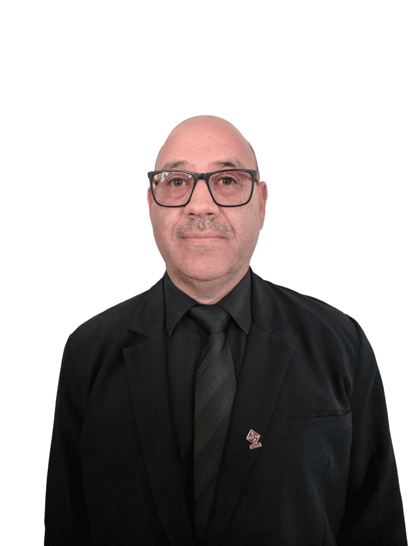 Retrato de Pablo Ochoa Marín, integrante del equipo académico, con traje negro y gafas, sobre fondo transparente.