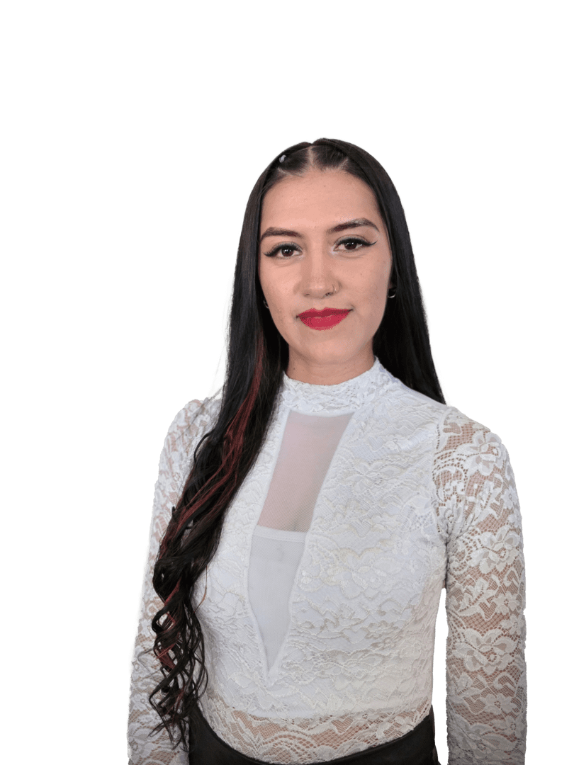 Retrato de July Andrea Tovar, integrante del equipo FUNCA, con blusa blanca de encaje, sobre fondo transparente.