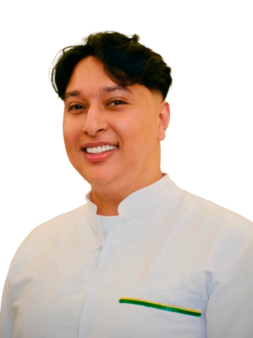 Retrato del instructor John Alex sonriendo, con uniforme blanco, para perfil del equipo docente.