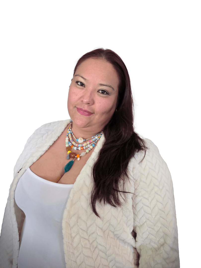 Retrato de Judy Constanza Ramírez Vanegas, con chaqueta beige y collar multicolor, para perfil del equipo docente.