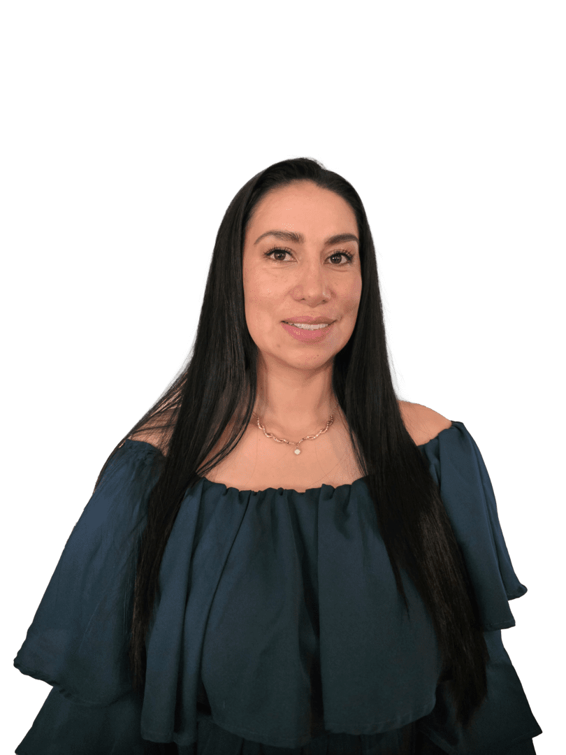 Retrato de Sandra Cortés Céspedes, integrante del equipo académico, con cabello largo y blusa azul, sobre fondo transparente.