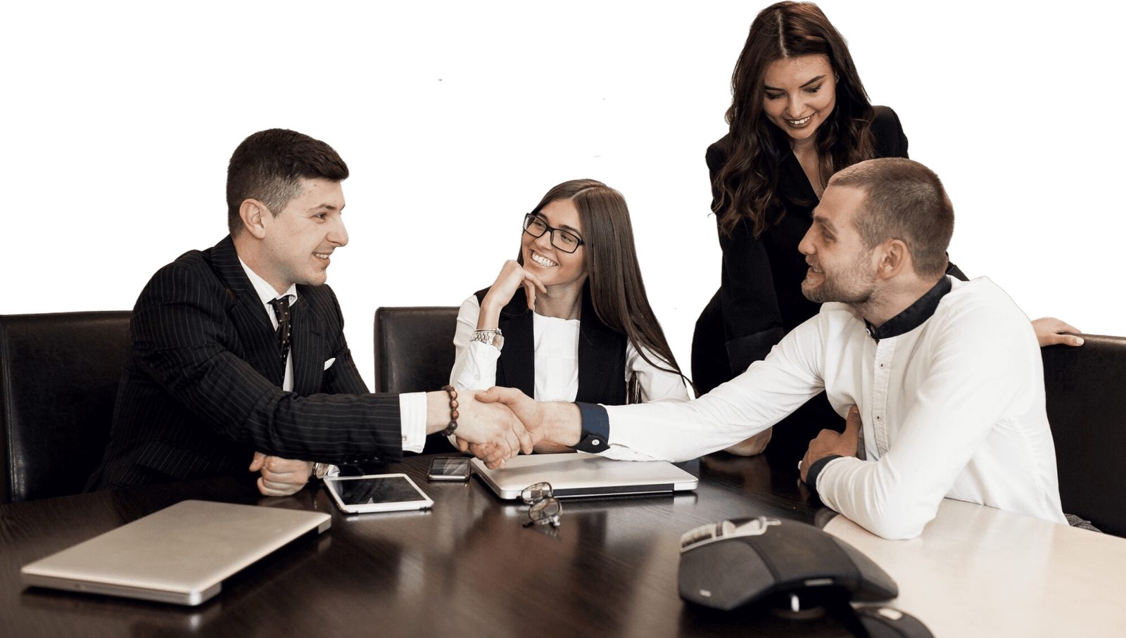 Grupo de profesionales en reunión de negocios estrechándose la mano, simbolizando un acuerdo y la formalización de documentos legales.