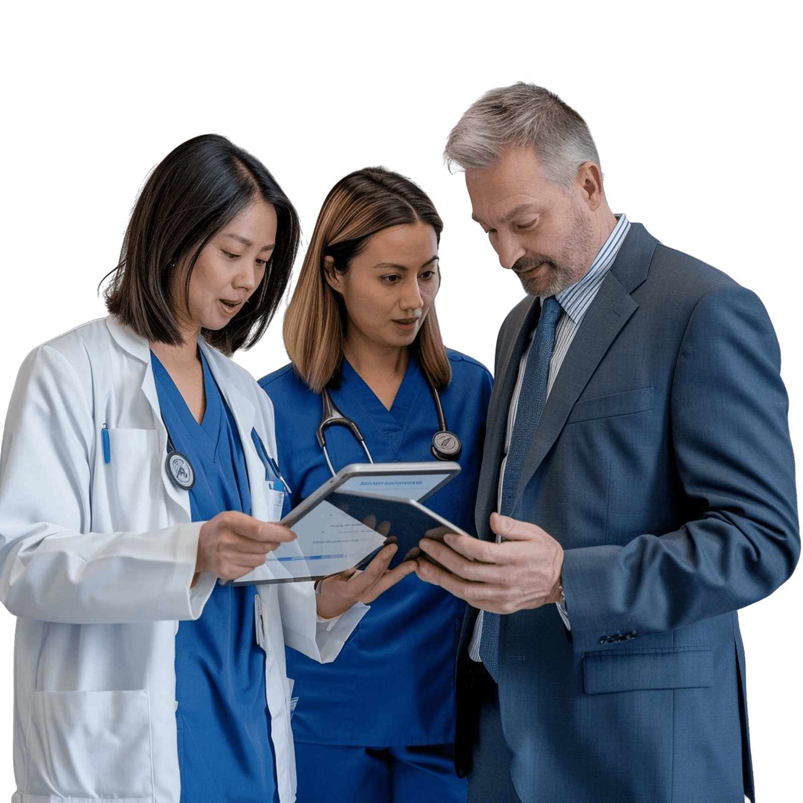 Equipo de profesionales de salud revisando información y resultados en una tableta