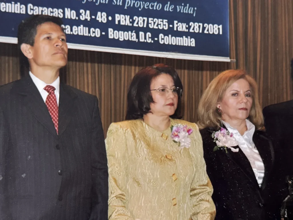 Directivas de FUNCA en una ceremonia de grado