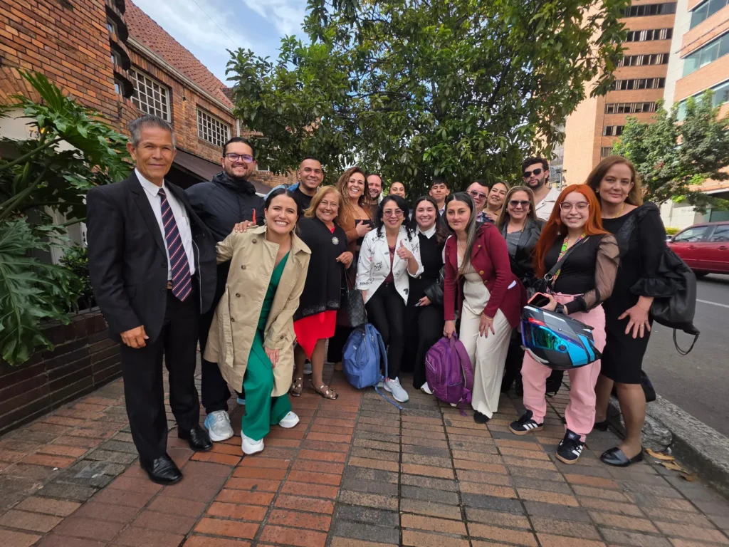 Comunidad de FUNCA frente a la sede Bogotá