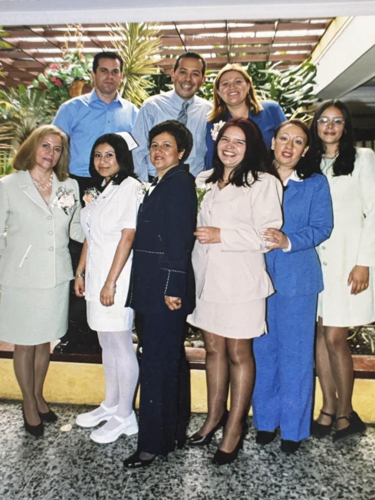 Directivas y egresadas de FUNCA en una ceremonia de grado