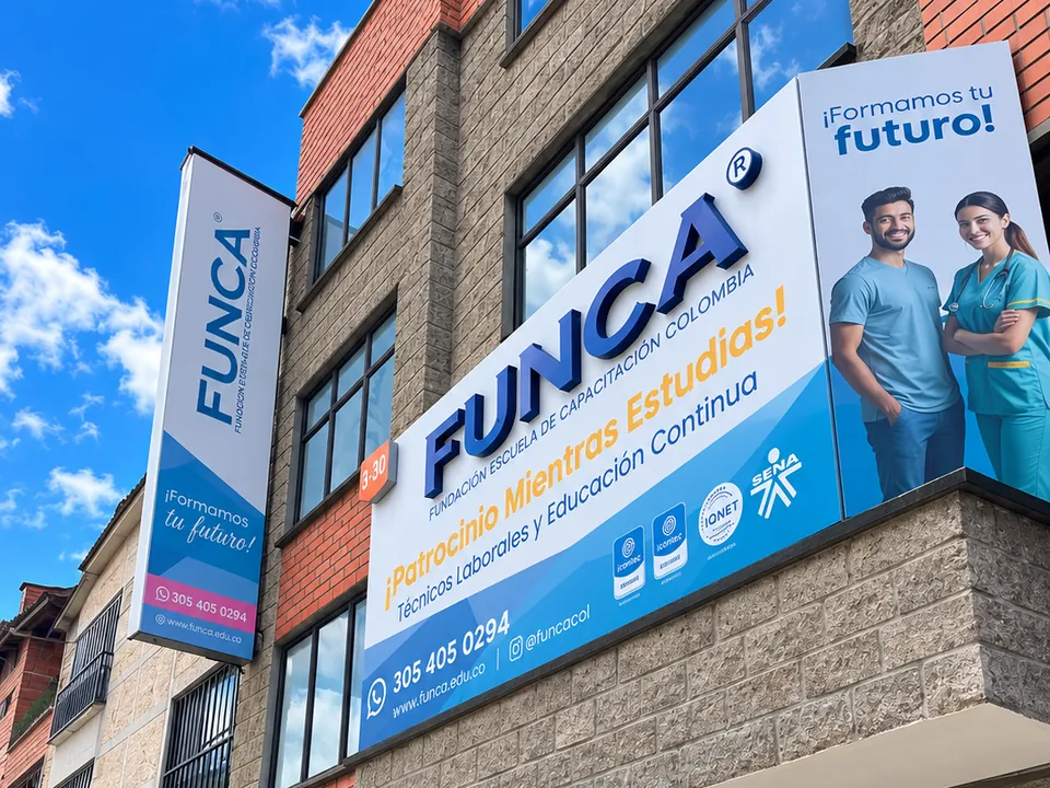 Avisos de FUNCA en la fachada de la sede Itagüí