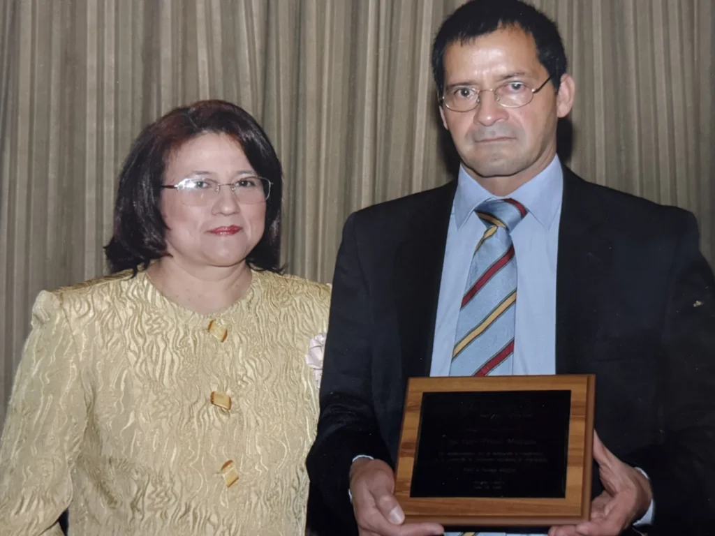 Mary Mesa Durán en la entrega de un reconocimiento